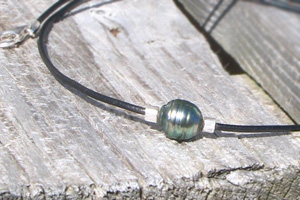 necklace with baroque Tahitian cultured pearl. Imported saltwater pearls from the French Polynesia where they are cultured in Black-lipped native oysters and are naturally dark.